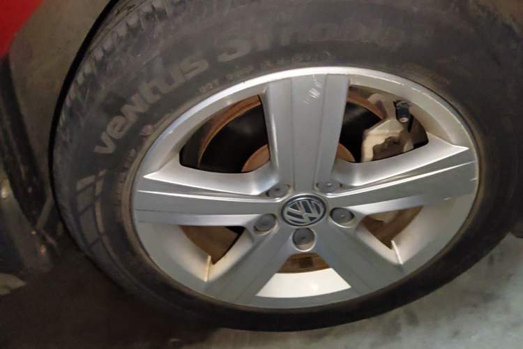 Used Volkswagen Golf 2015 1.6L Automatic Comfort Model Right Front Wheel Hub