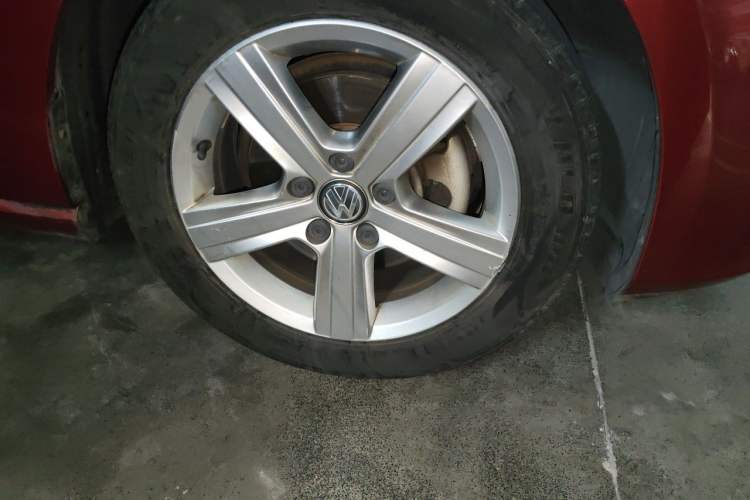 Used Volkswagen Golf 2015 1.4TSI Automatic Comfort Model Right Front Wheel Hub