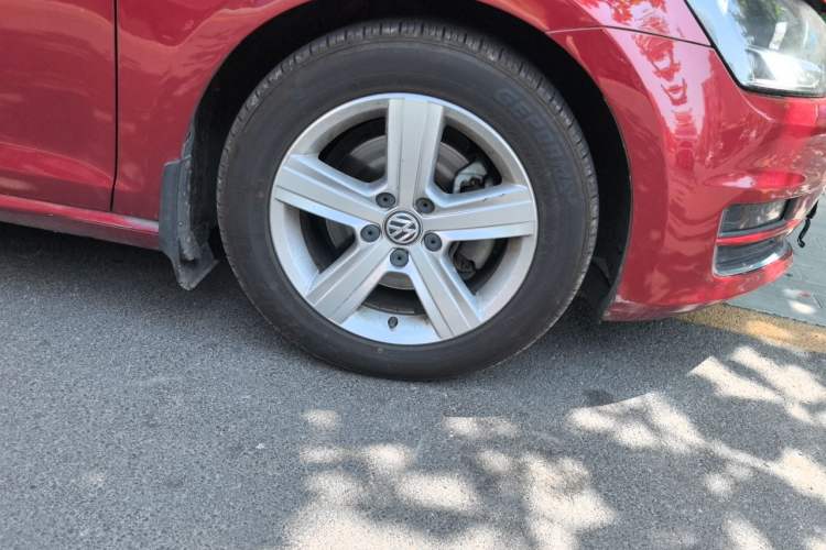 Used Volkswagen Golf 2015 1.6L Automatic Comfort Model Right Front Wheel Hub