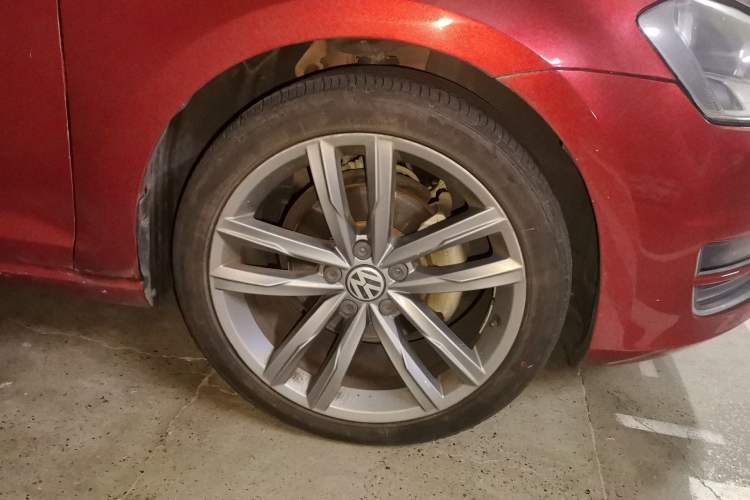 Used Volkswagen Golf 2015 1.4TSI Automatic Comfort Model Right Front Wheel Hub
