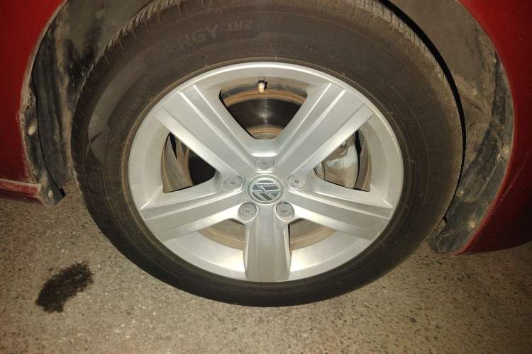 Used Volkswagen Golf 2015 1.4TSI Automatic Luxury Model Right Front Wheel Hub