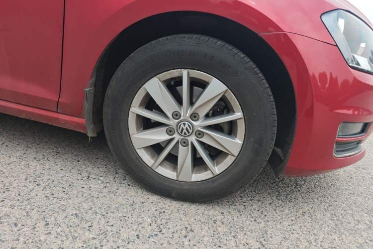 Used Volkswagen Golf 2015 1.6L Automatic Fashion Model Right Front Wheel Hub