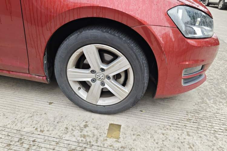 Used Volkswagen Golf 2015 1.4TSI Automatic Luxury Model Right Front Wheel Hub