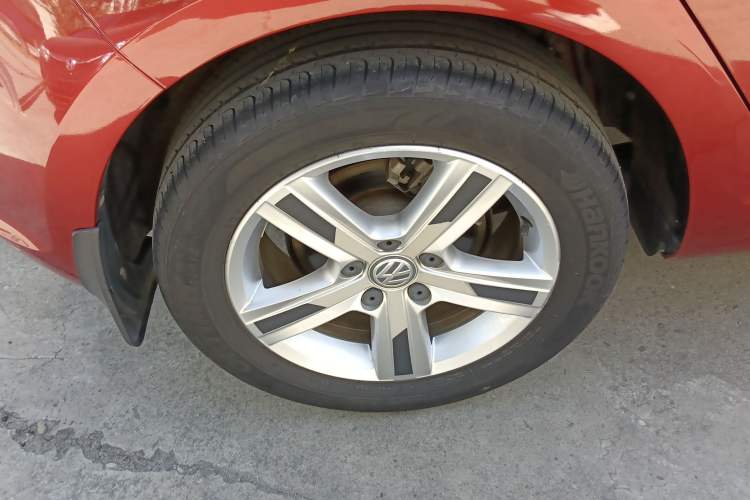 Used Volkswagen Golf 2015 1.6L Automatic Comfort Model Right Rear Wheel Hub