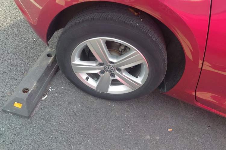 Used Volkswagen Golf 2015 1.4TSI Automatic Comfort Model Right Rear Wheel Hub