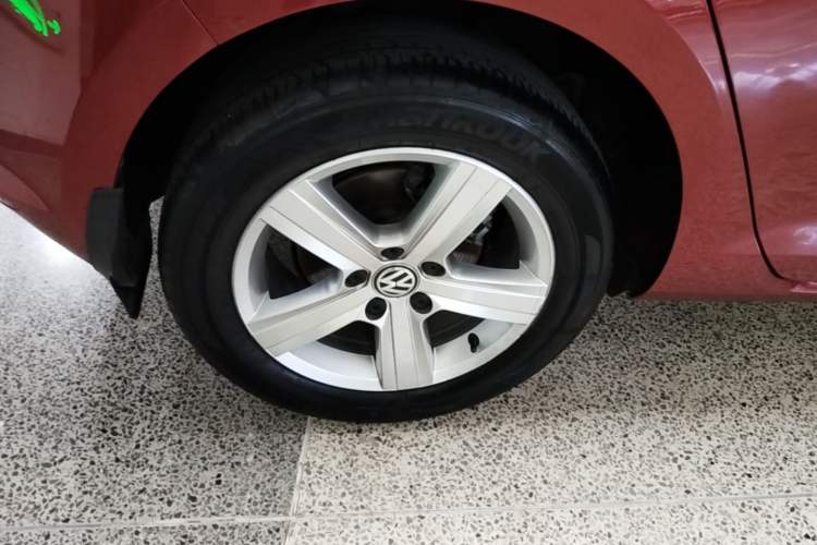 Used Volkswagen Golf 2015 1.4TSI Automatic Comfort Model Right Rear Wheel Hub