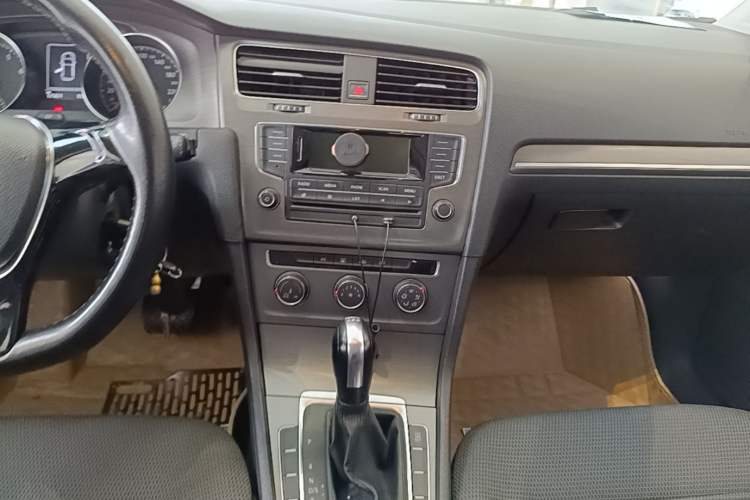 Used Volkswagen Golf 2015 1.4TSI Automatic Comfort Model Audio And AC Panel