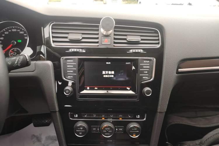Used Volkswagen Golf 2015 1.4TSI Automatic Flagship Model Audio And AC Panel