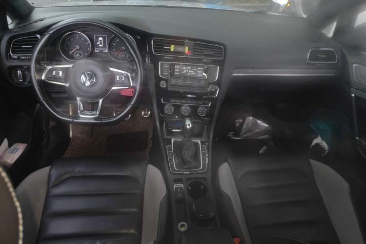 Used Volkswagen Golf 2015 1.4TSI Automatic R-Line Center Console