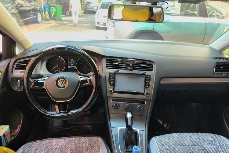 Used Volkswagen Golf 2015 1.6L Automatic Comfort Model Center Console