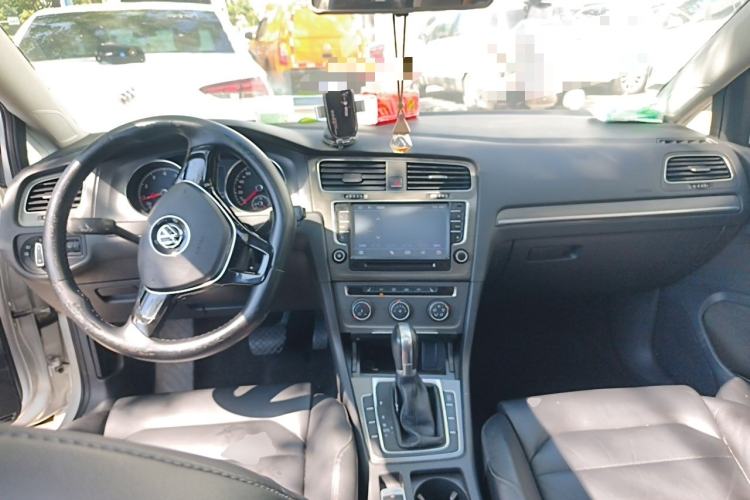 Used Volkswagen Golf 2015 1.6L Automatic Comfort Model Center Console