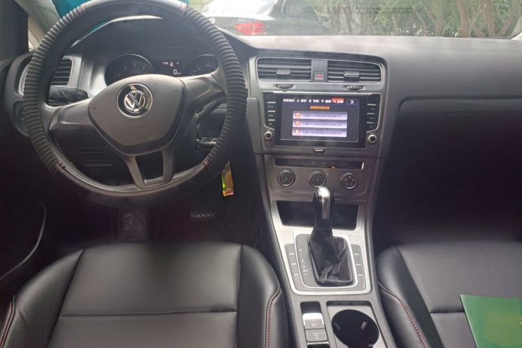 Used Volkswagen Golf 2015 1.6L Automatic Fashion Model Center Console