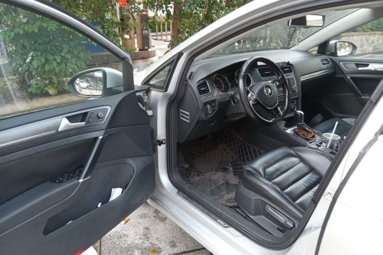Used Volkswagen Golf 2015 1.4TSI Automatic Luxury Model Driver Seat