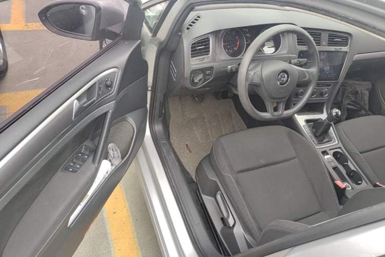Used Volkswagen Golf 2015 1.6L Manual Fashion Edition Driver Seat