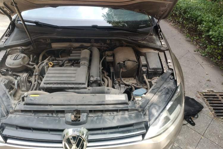 Used Volkswagen Golf 2015 1.4TSI Automatic Luxury Model Engine Bay Left