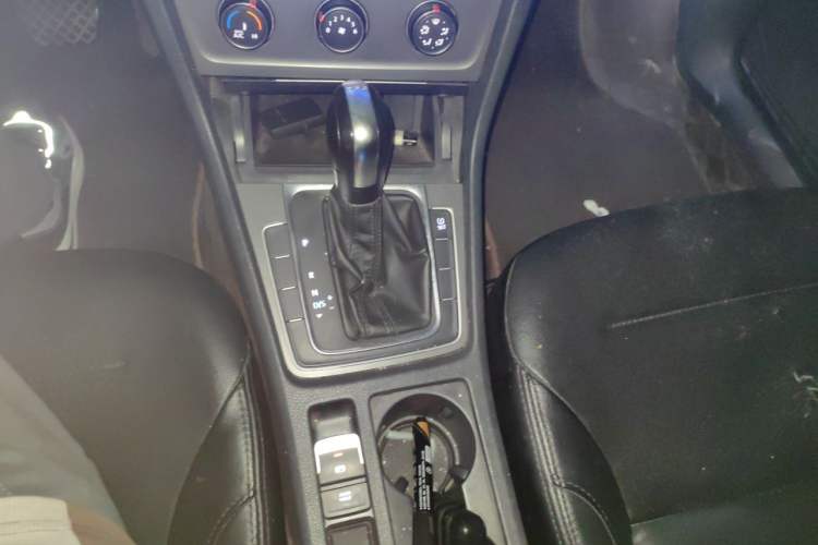 Used Volkswagen Golf 2015 1.4TSI Automatic Comfort Model Gear Lever