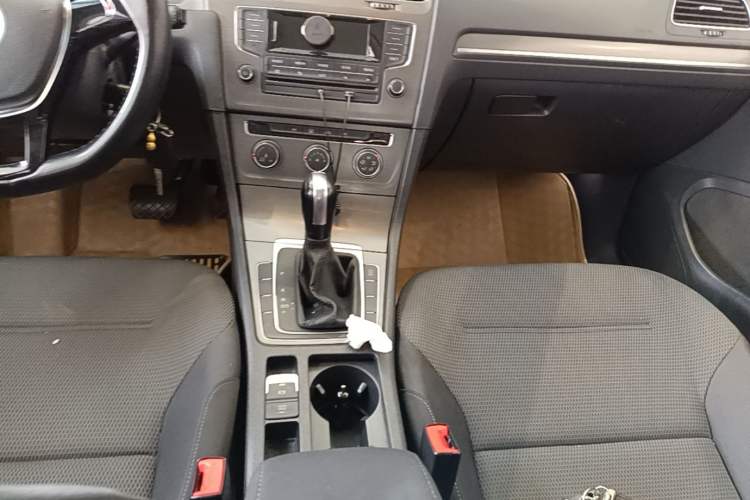 Used Volkswagen Golf 2015 1.4TSI Automatic Comfort Model Gear Lever