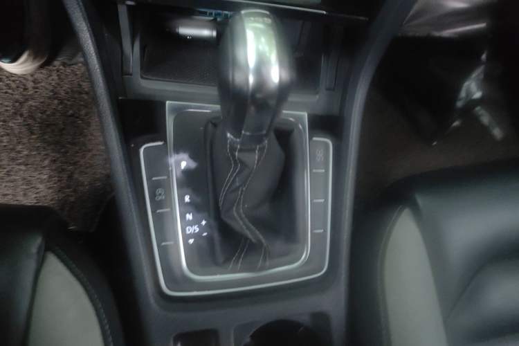 Used Volkswagen Golf 2015 1.4TSI Automatic R-Line Gear Lever