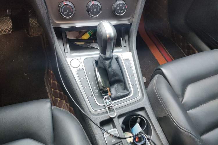 Used Volkswagen Golf 2015 1.4TSI Automatic Luxury Model Gear Lever