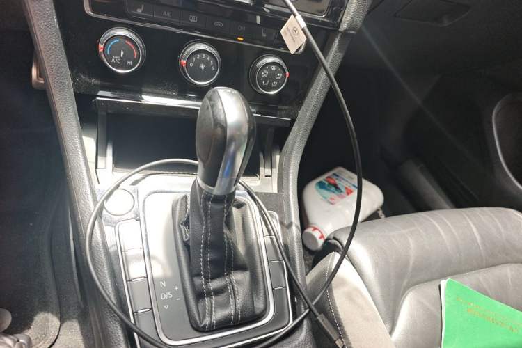 Used Volkswagen Golf 2015 1.4TSI Automatic R-Line Gear Lever