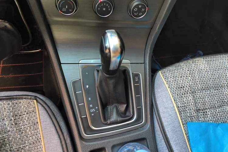 Used Volkswagen Golf 2015 1.6L Automatic Comfort Model Gear Lever