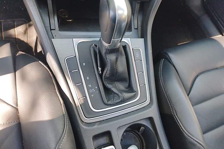 Used Volkswagen Golf 2015 1.6L Automatic Comfort Model Gear Lever