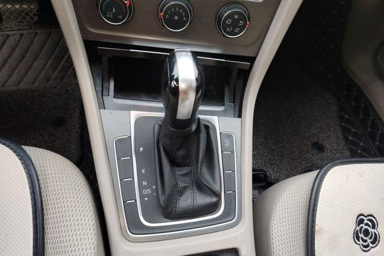 Used Volkswagen Golf 2015 1.4TSI Automatic Comfort Model Gear Lever