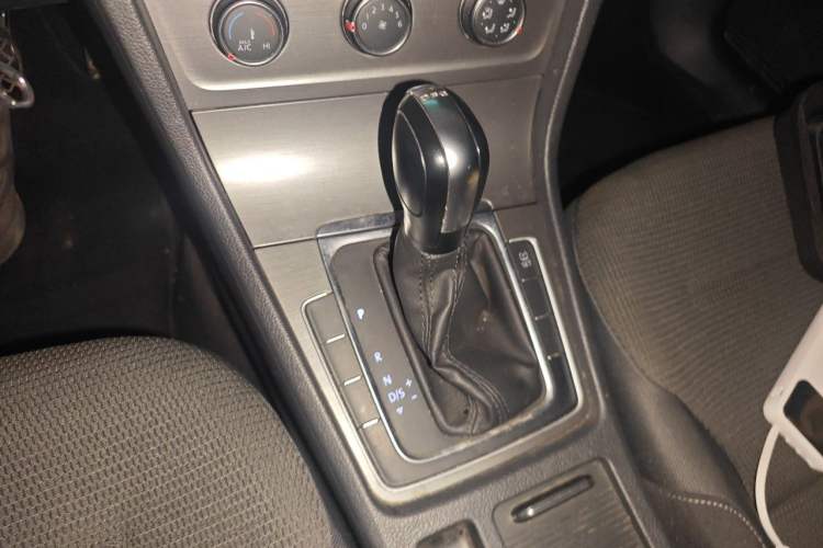 Used Volkswagen Golf 2015 1.4TSI Automatic Comfort Model Gear Lever