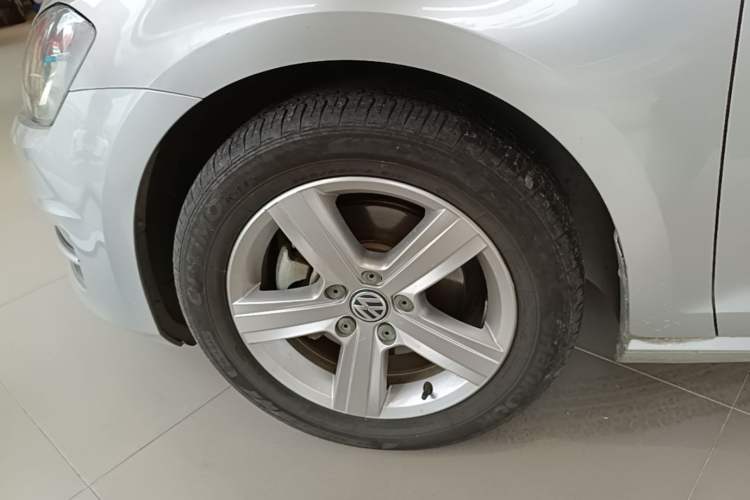 Used Volkswagen Golf 2015 1.4TSI Automatic Comfort Model Left Front Wheel Hub