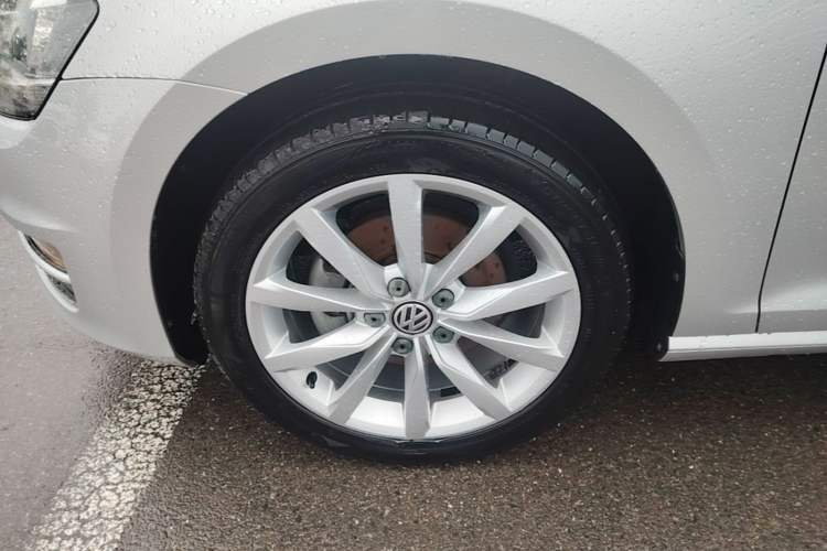 Used Volkswagen Golf 2015 1.4TSI Automatic Flagship Model Left Front Wheel Hub