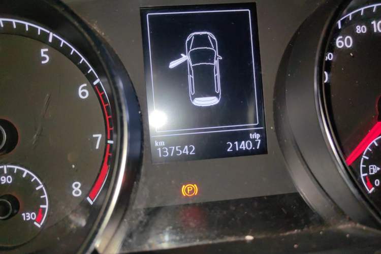 Used Volkswagen Golf 2015 1.4TSI Automatic Comfort Model Odometer Close Up