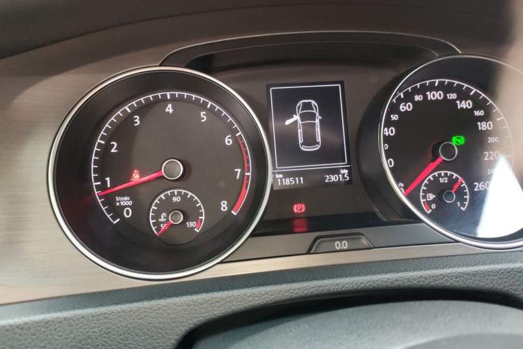 Used Volkswagen Golf 2015 1.4TSI Automatic Luxury Model Odometer Close Up