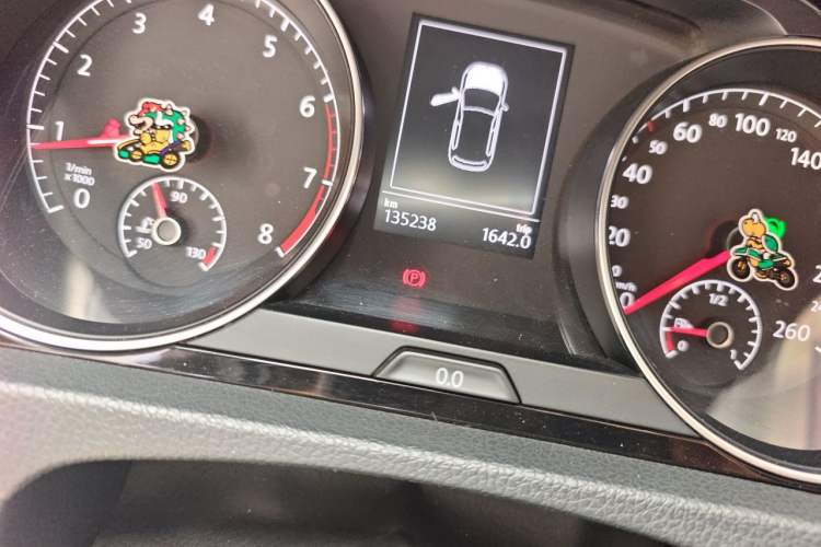 Used Volkswagen Golf 2015 1.4TSI Automatic R-Line Odometer Close Up