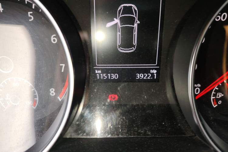 Used Volkswagen Golf 2015 1.4TSI Automatic Comfort Model Odometer Close Up