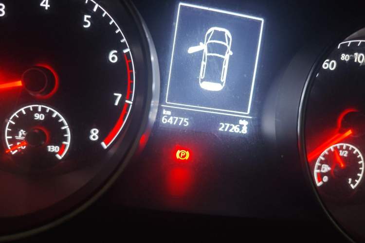 Used Volkswagen Golf 2015 1.4TSI Automatic Comfort Model Odometer Close Up