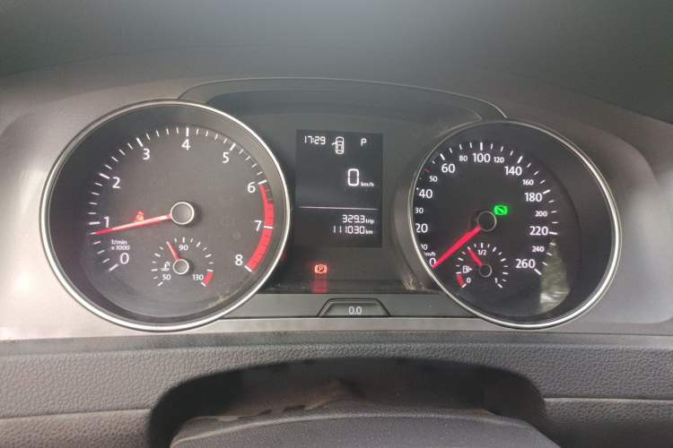 Used Volkswagen Golf 2015 1.6L Automatic Fashion Model Odometer Close Up