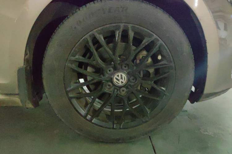 Used Volkswagen Golf 2015 1.4TSI Automatic Comfort Model Right Front Wheel Hub
