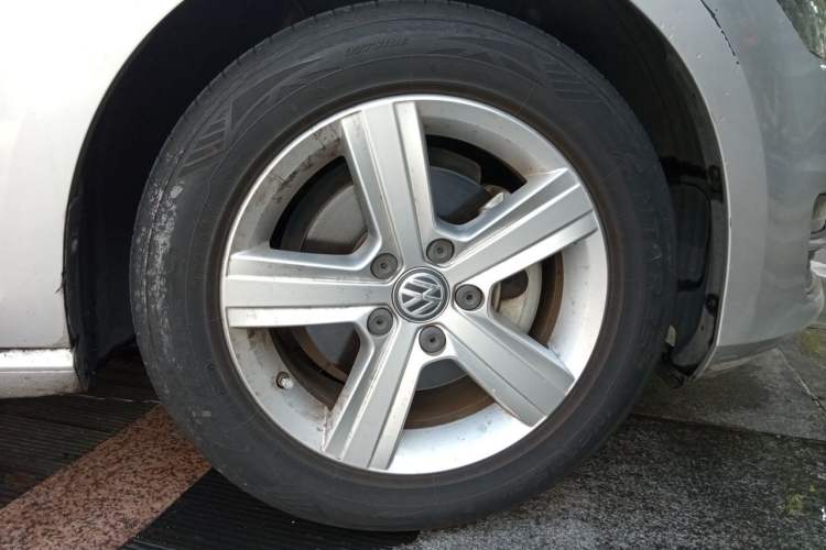 Used Volkswagen Golf 2015 1.4TSI Automatic Luxury Model Right Front Wheel Hub