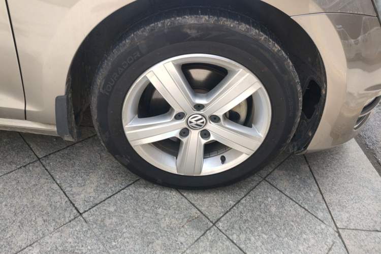 Used Volkswagen Golf 2015 1.4TSI Automatic Luxury Model Right Front Wheel Hub