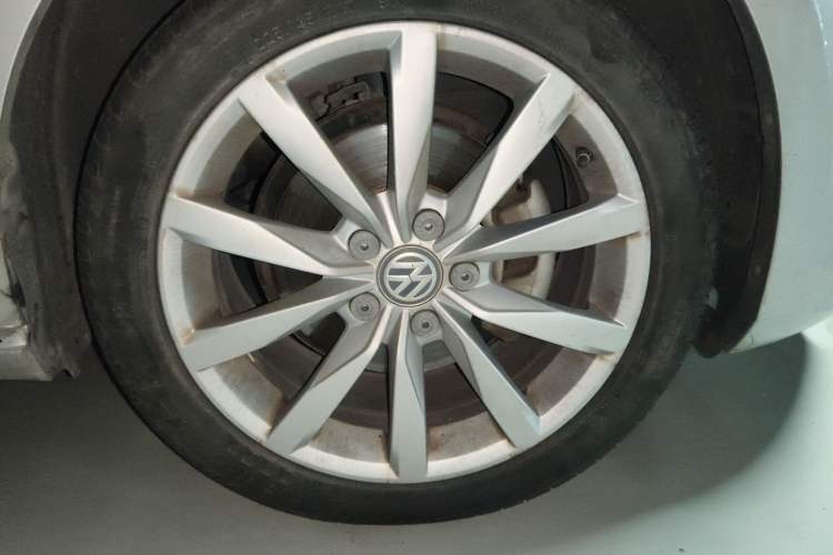 Used Volkswagen Golf 2015 1.4TSI Automatic Flagship Model Right Front Wheel Hub