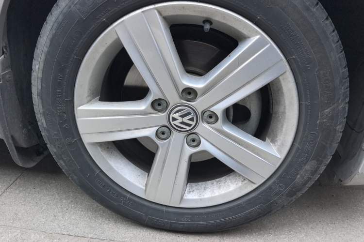 Used Volkswagen Golf 2015 1.4TSI Automatic Luxury Model Right Front Wheel Hub