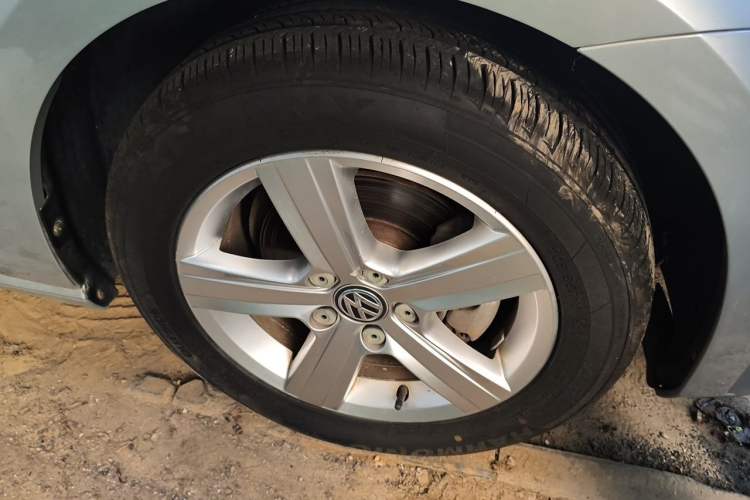Used Volkswagen Golf 2015 1.6L Automatic Comfort Model Right Front Wheel Hub