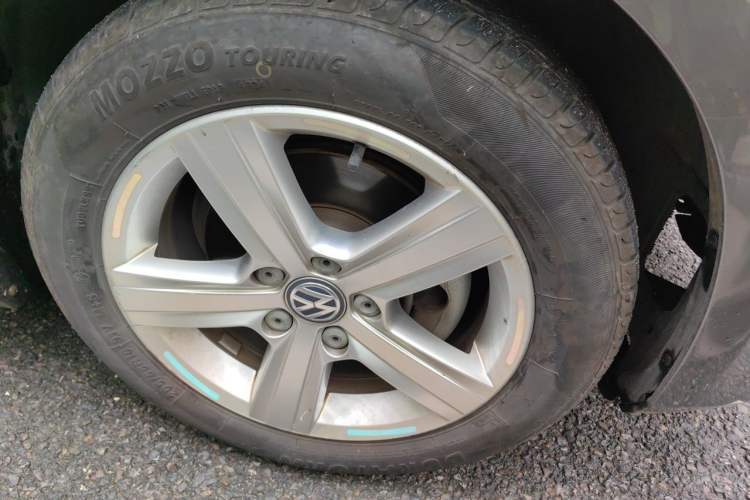 Used Volkswagen Golf 2015 1.4TSI Automatic Comfort Model Right Front Wheel Hub