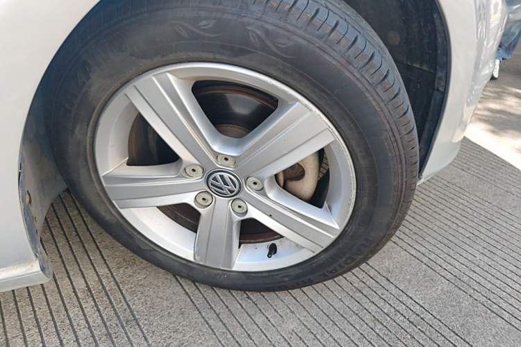 Used Volkswagen Golf 2015 1.6L Automatic Comfort Model Right Front Wheel Hub