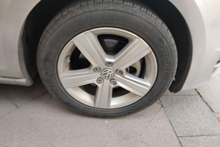 Used Volkswagen Golf 2015 1.4TSI Automatic Comfort Model Right Front Wheel Hub