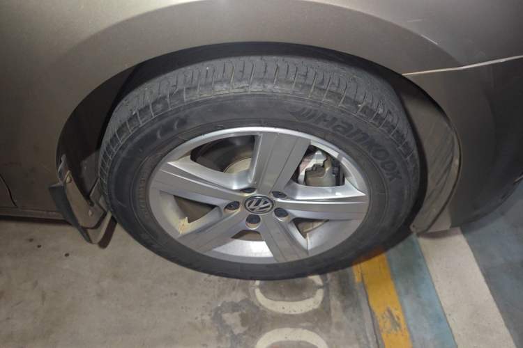 Used Volkswagen Golf 2015 1.4TSI Automatic Comfort Model Right Front Wheel Hub