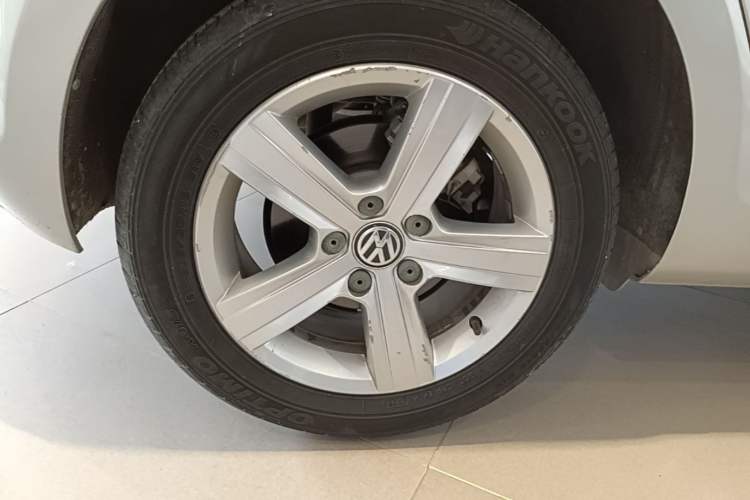 Used Volkswagen Golf 2015 1.4TSI Automatic Comfort Model Right Rear Wheel Hub
