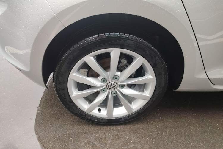 Used Volkswagen Golf 2015 1.4TSI Automatic Flagship Model Right Rear Wheel Hub