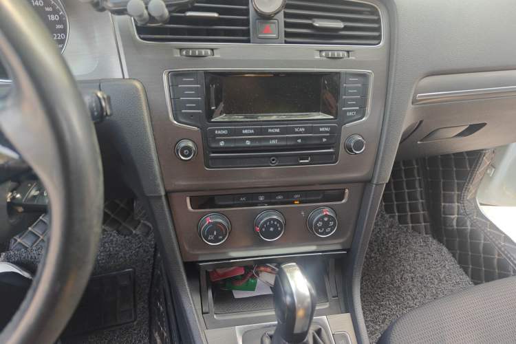 Used Volkswagen Golf 2015 1.4TSI Automatic Comfort Model Audio And AC Panel