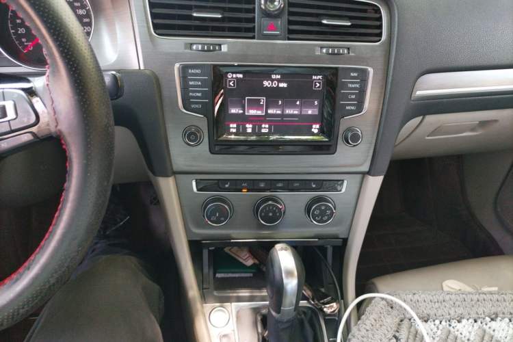 Used Volkswagen Golf 2015 1.4TSI Automatic Luxury Model Audio And AC Panel